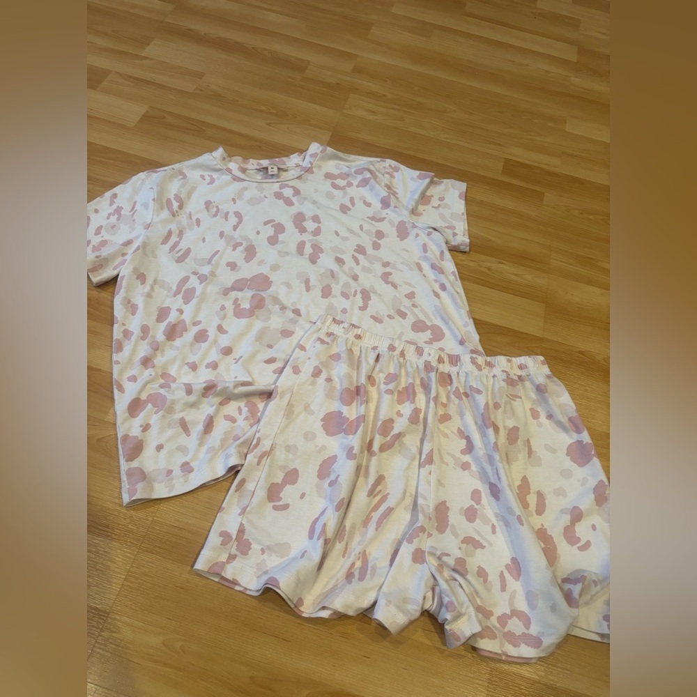 Como Vintage Pink and White Animal print Pajama set‎